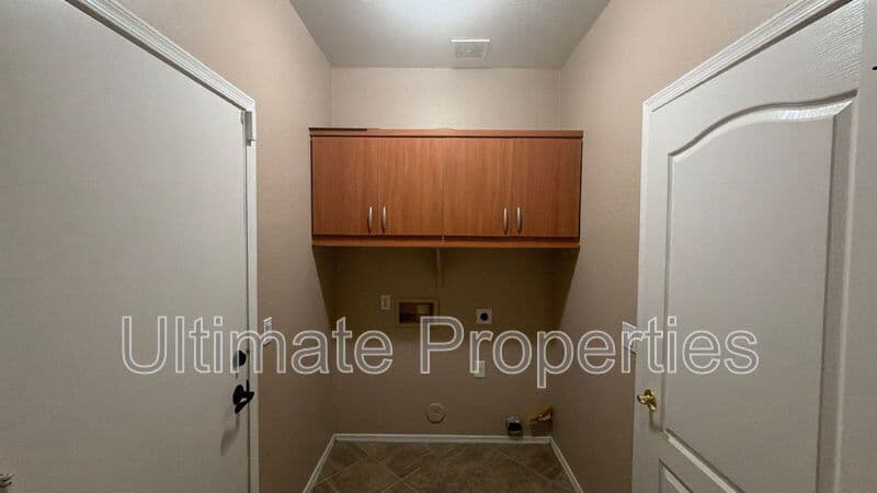 Avondale House: 3439 N 126th Dr