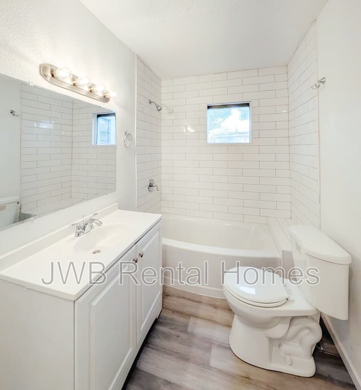 Jacksonville House: 1530 10th St W