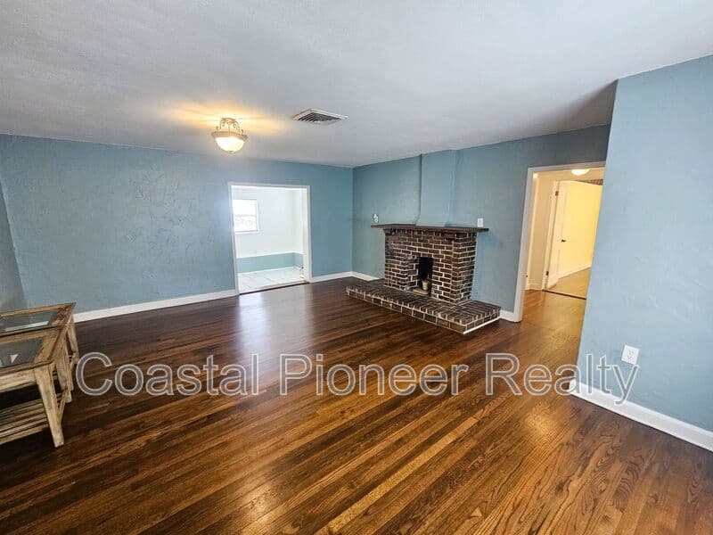 Tampa House: 7301 N 13th St