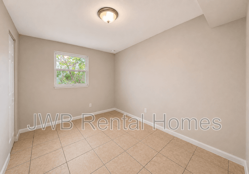 Jacksonville House: 3359 Phyllis St