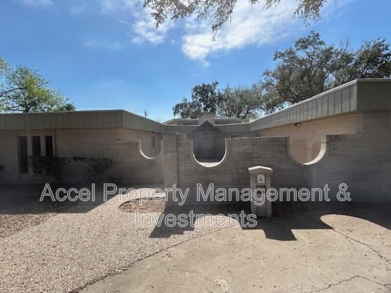 Mission House: 1416 Grovewood Drive