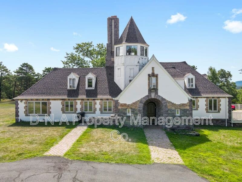 Mount Pocono House: 133 Montanesca Road