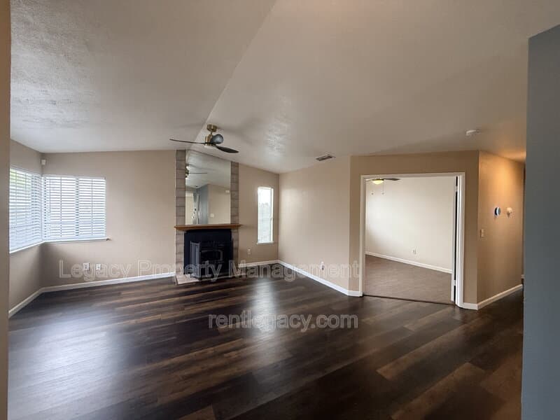 Sacramento House: 8609 Oakbank Way