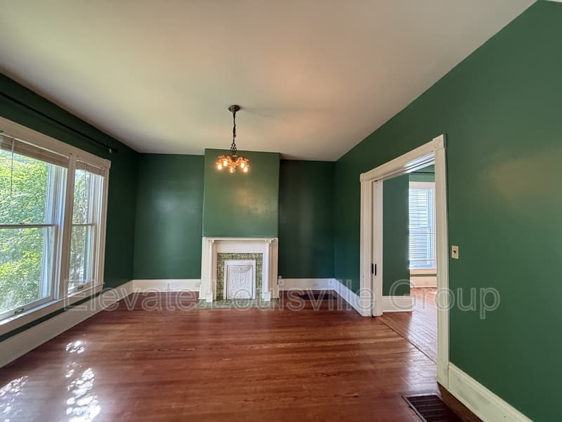 Louisville House: 102 Waverly Court