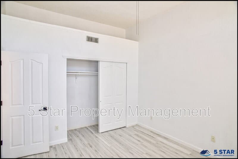 El Paso House: 7959 Morning Dawn Avenue !!