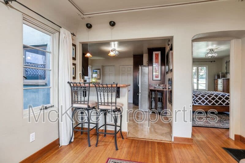 Coronado House: 900 E Avenue