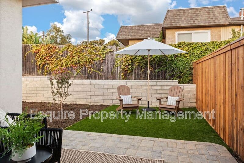 CAMARILLO Condo: 280 E. LOOP DR.