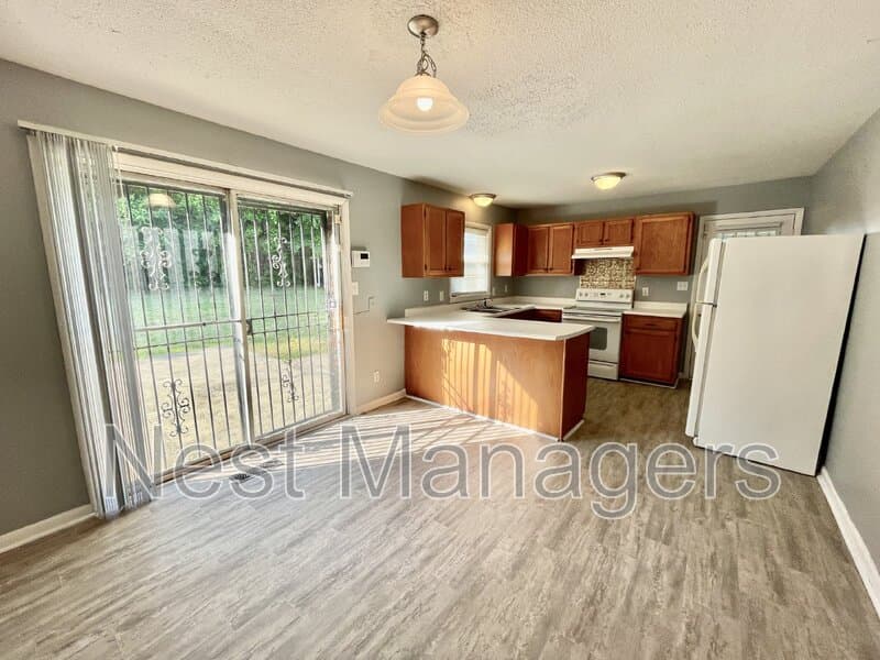 Fayetteville House: 7401 Paxton Drive