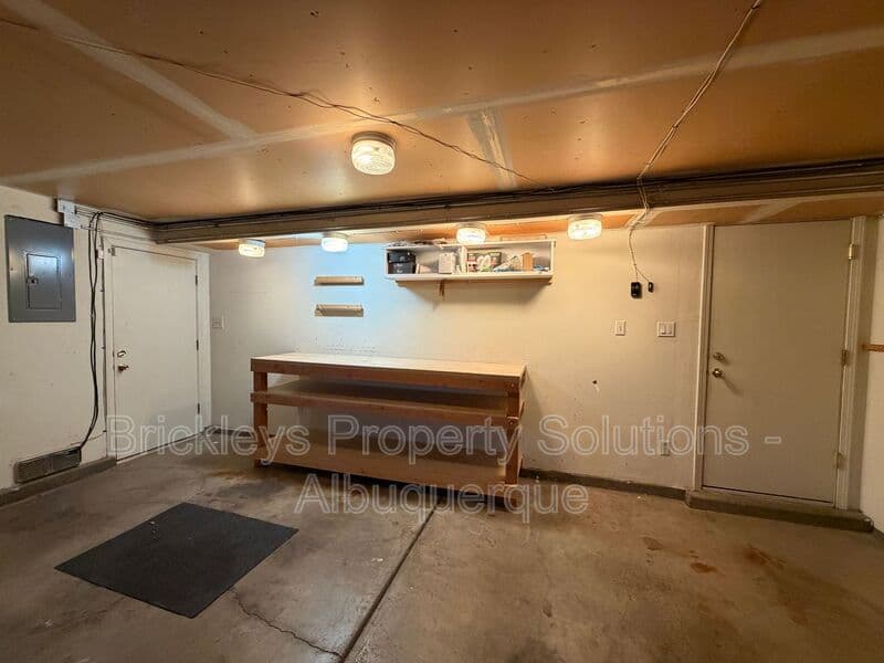 Albuquerque House: 7121 Edwina Ave NE