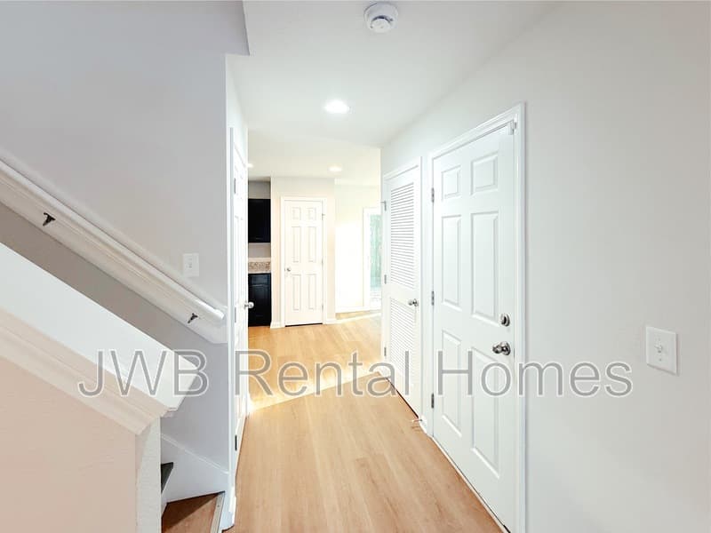 Jacksonville House: 2048 6th St W