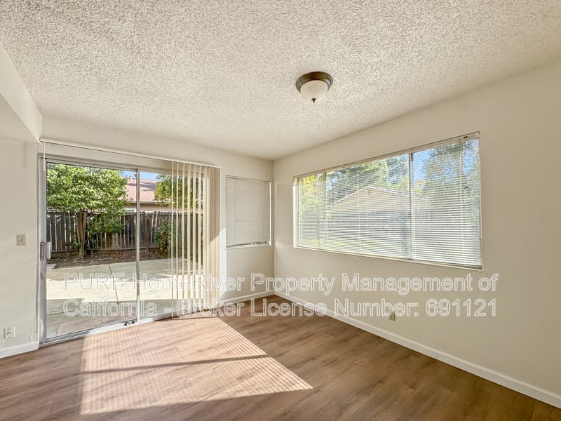 Sacramento House: 1510 Woodridge Oak Way