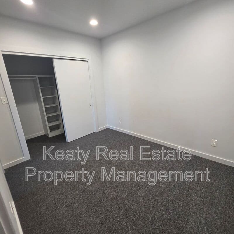 Lafayette House: 136 E Cypress St