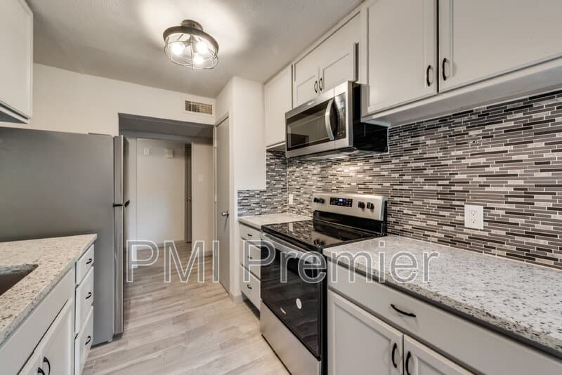 North Richland Hills House: 7021 Lincolnshire Ln