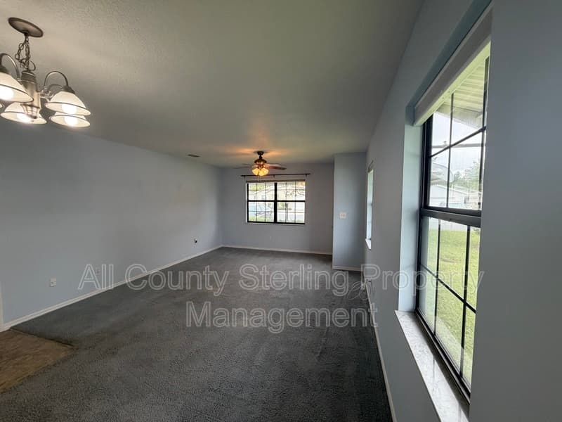Lake City House: 166 SE Jenese Way