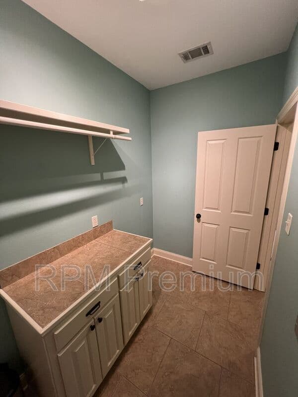 Zachary House: 7335 Oakview Dr.