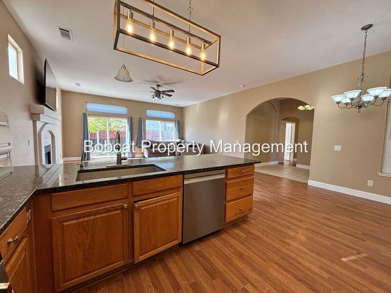 Dayton House: 425 Crosswinds Dr