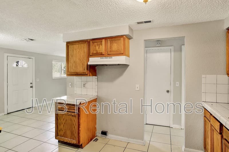 Jacksonville House: 3837 Nancy St