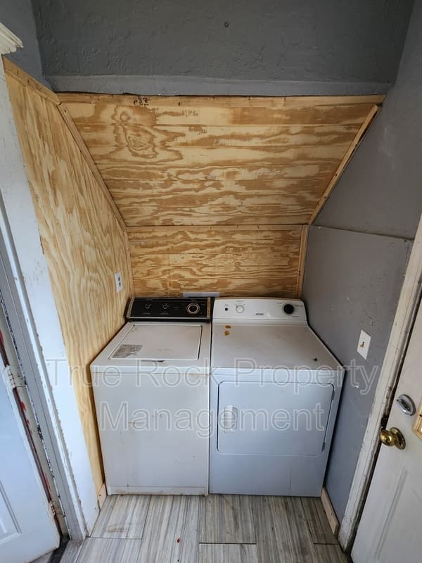 Ada House: 827 E Main St Apt A