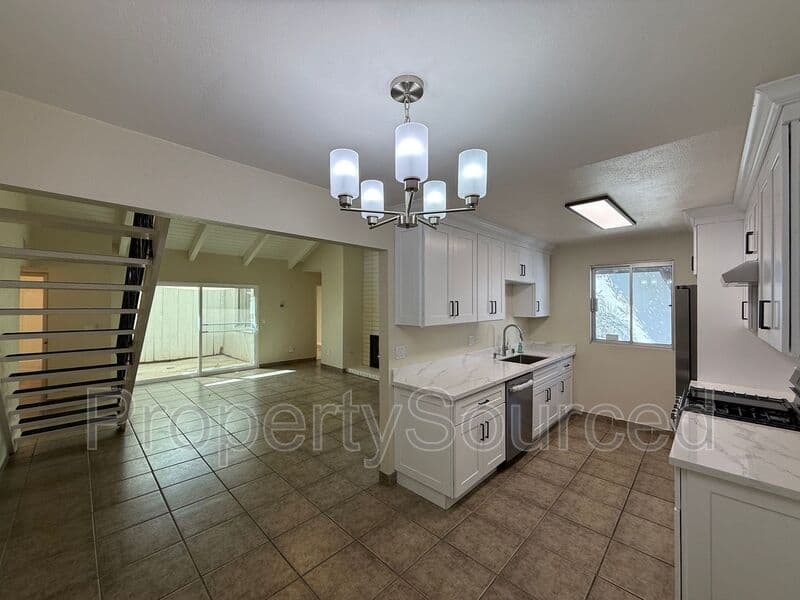 Modesto House: 317 De Vega Ct