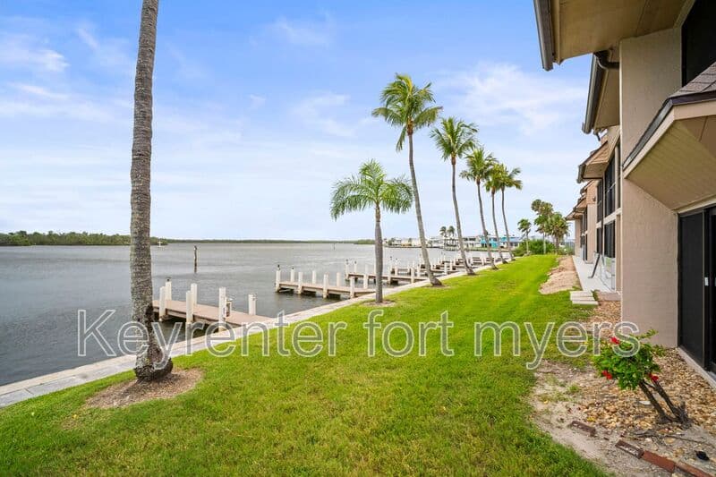 Fort Myers Beach House: 894 Buttonwood Dr