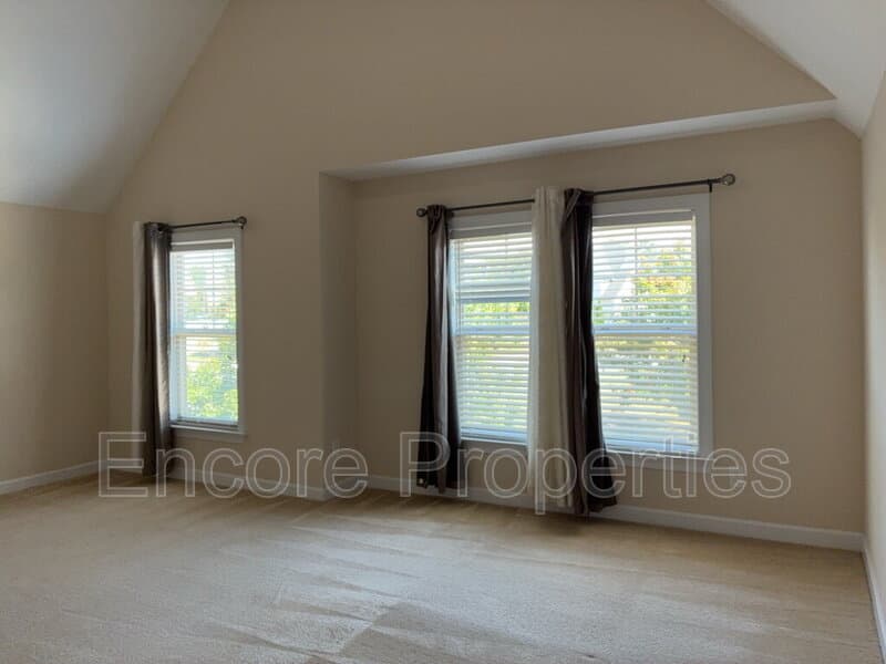 Morrisville House: 200 Roundhouse Lane