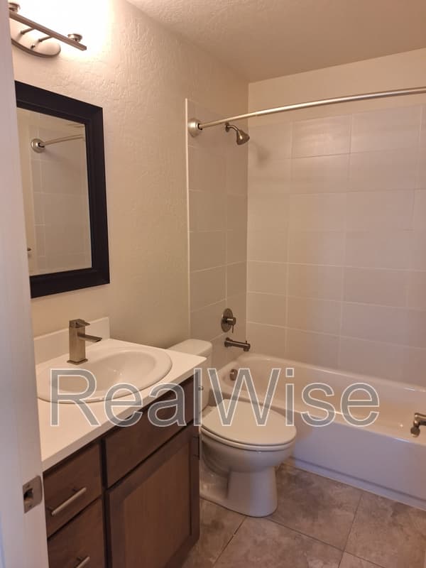 Ashland House: 49 N Mountain Ave