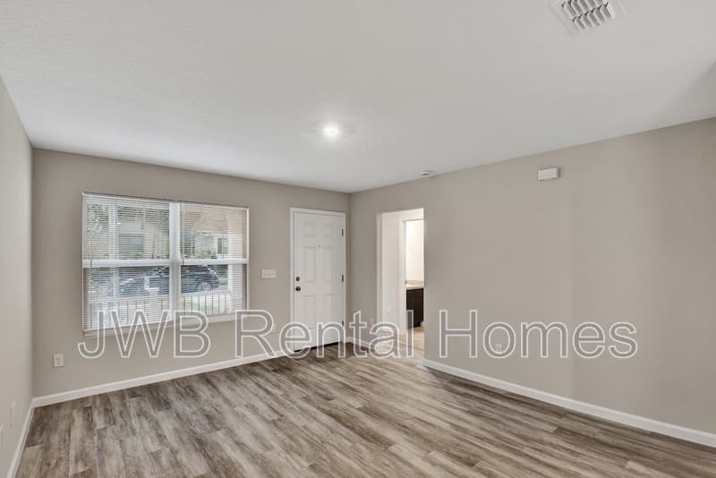 Jacksonville House: 325 Woodlawn Ave