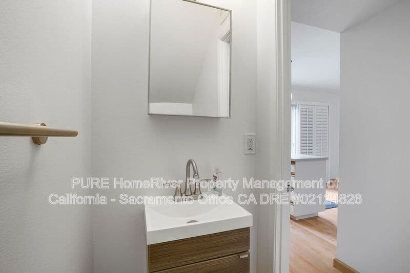 Sacramento House: 8811 Salmon Falls Dr.