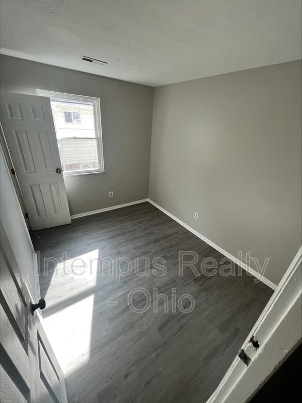 Cincinnati House: 6939 Gracely Dr