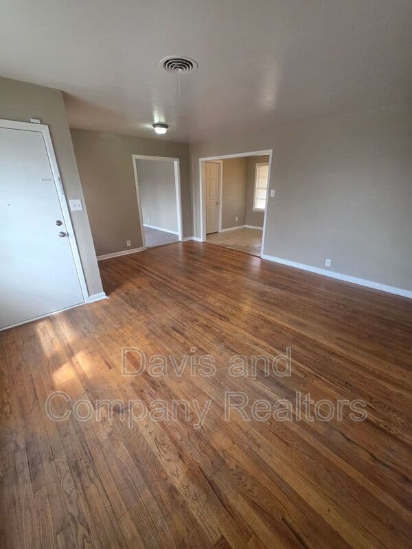 Midland House: 4210 Pasadena Dr