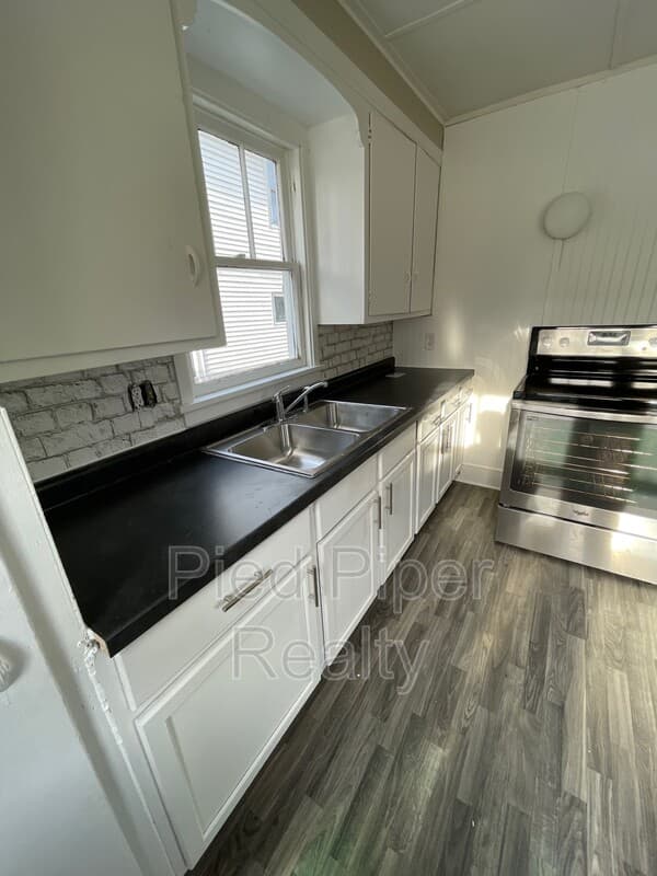 Freeport House: 1254 S Chicago Ave