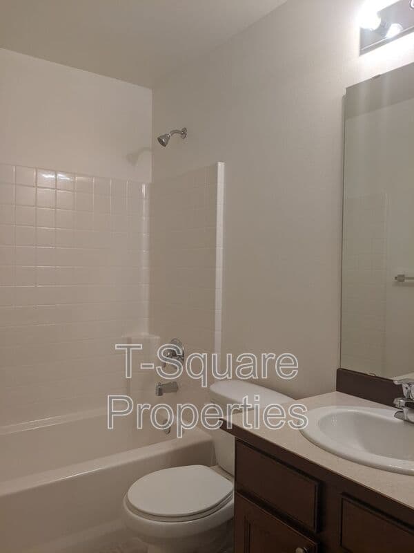 Everett House: 216 126th St SE B