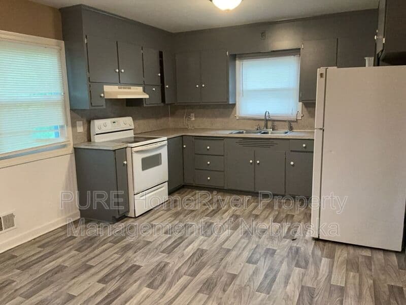 Omaha House: 5236 Ames Ave