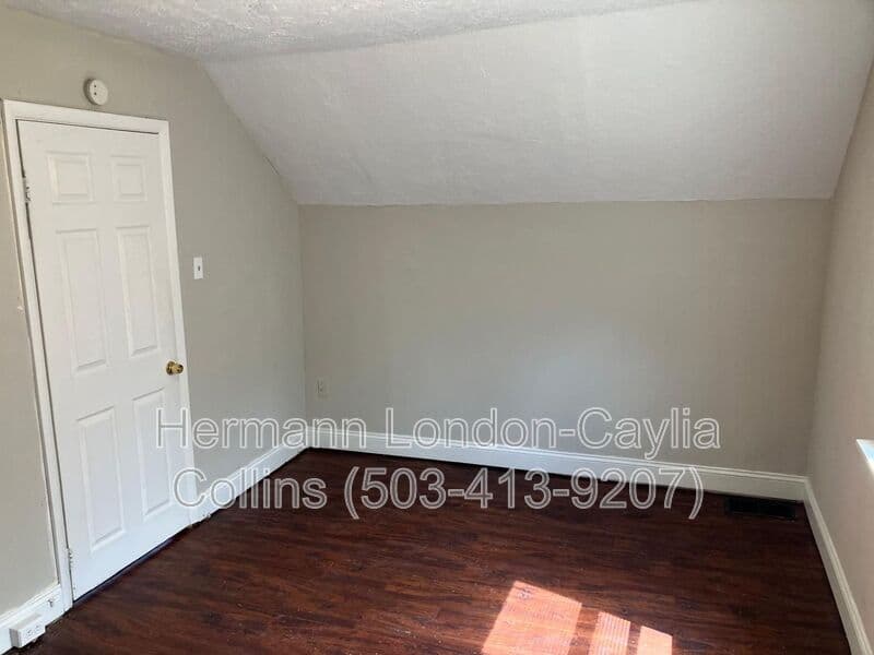 Saint Louis House: 883 Elias Ave