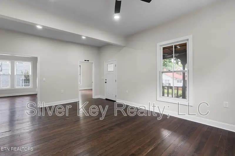 Athens House: 322 Lynn Avenue