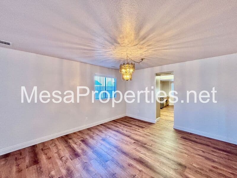 Victorville House: 13520 Oakmont Dr