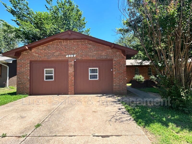 Midwest City House: 602 Royal Ave