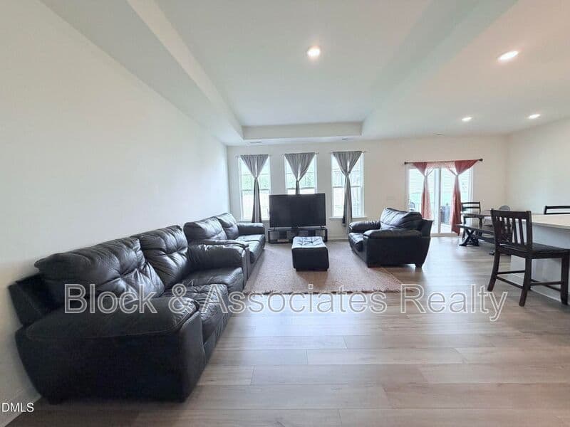 Lillington House: 468 Winding Creek Dr