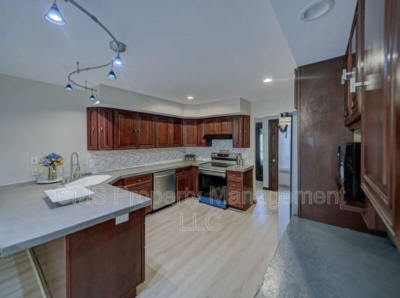 Morganville House: 17 Bauers Ln