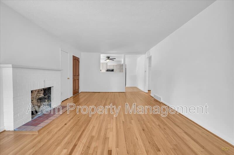 Portland House: 9710 S Corbett Lane