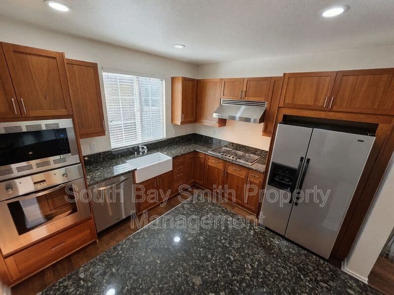 Redondo Beach Townhome: 84 Palos Verdes Blvd