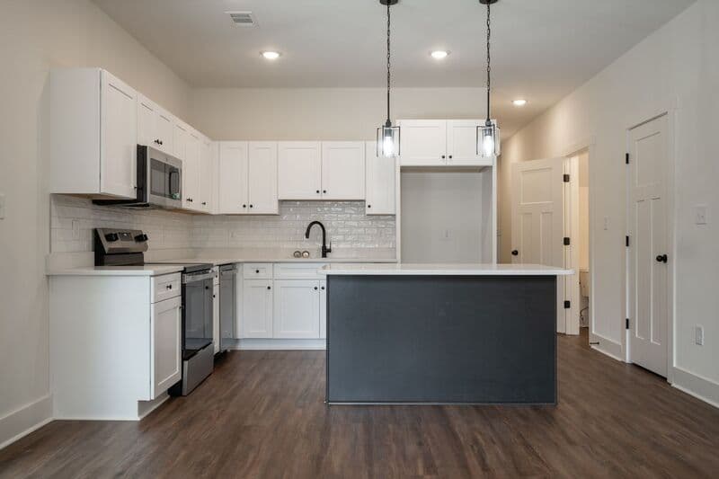 Athens House: 382 N Chase St