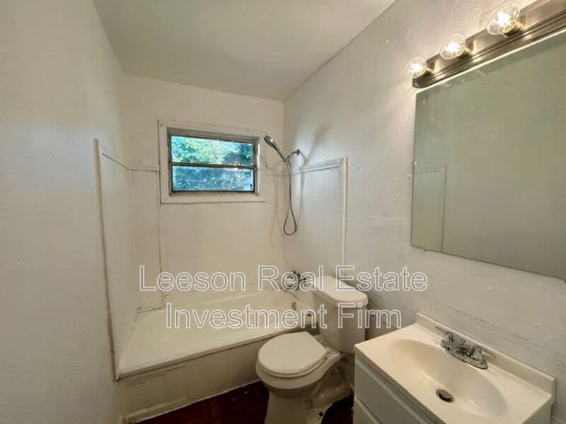 Shreveport House: 3054 Amherst St.