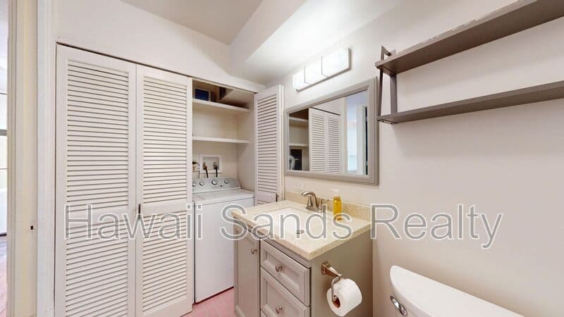 Honolulu House: 1717 Ala Wai Blvd