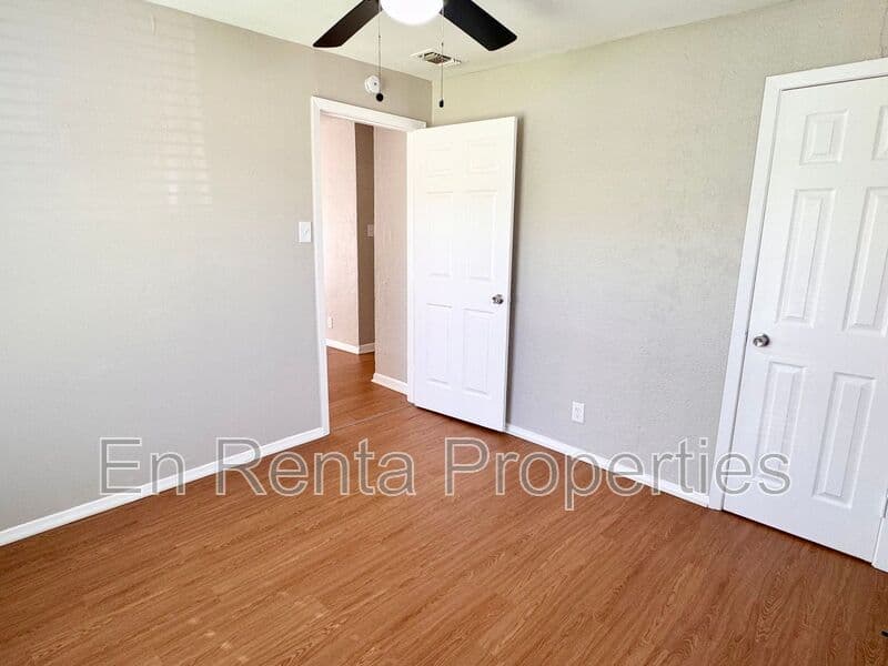 Fort Worth House: 525 Hammond St.