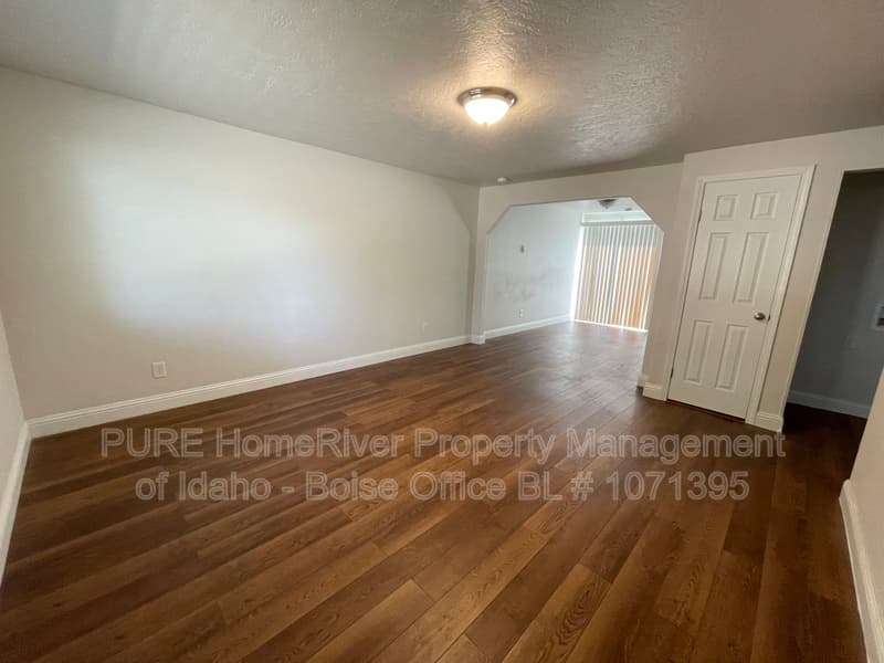 Caldwell Townhome: 102 N Homedale Ave