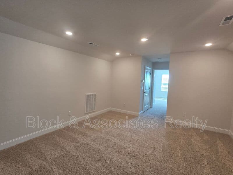 Jamestown House: 304 Sefton Drive
