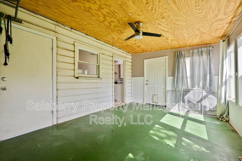 River Oaks House: 4833 Black Oak Lane