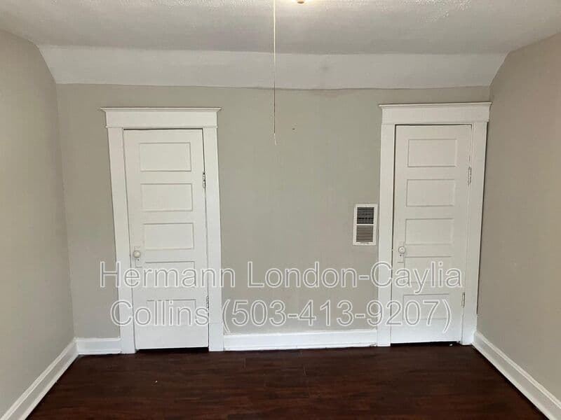 Saint Louis House: 883 Elias Ave