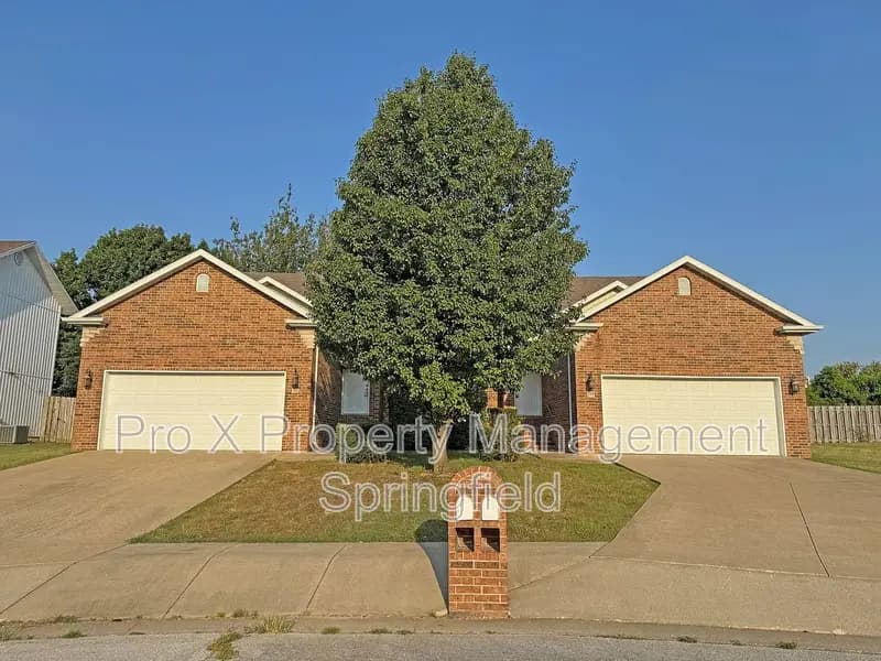 Ozark House: 717 E Watermill Cir